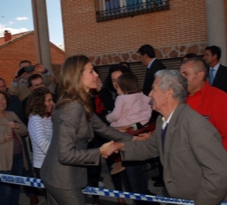 Doña Letizia recibió el afectuoso saludo de las personas congregadas a su salida de la Residencia de Mayores "El Greco"